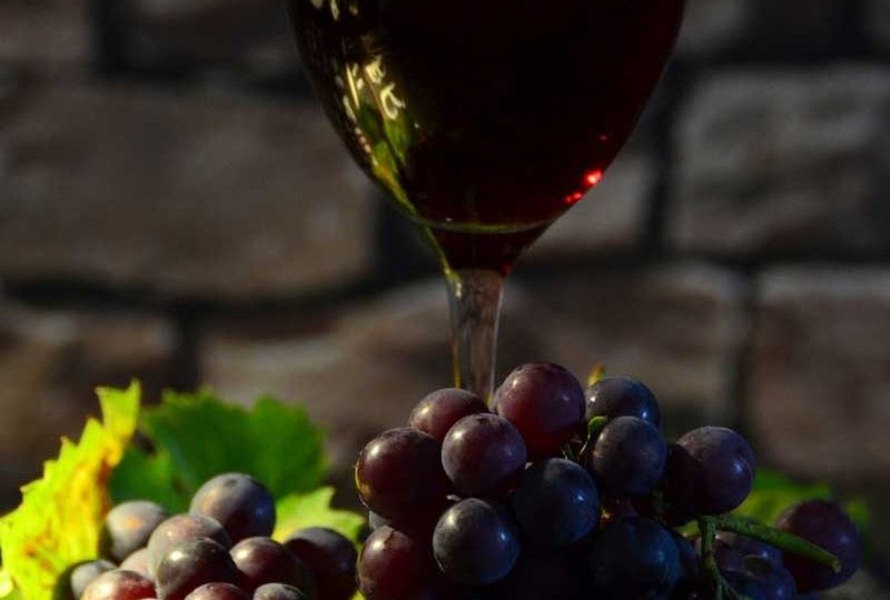 beneficios de tomar vino tinto
