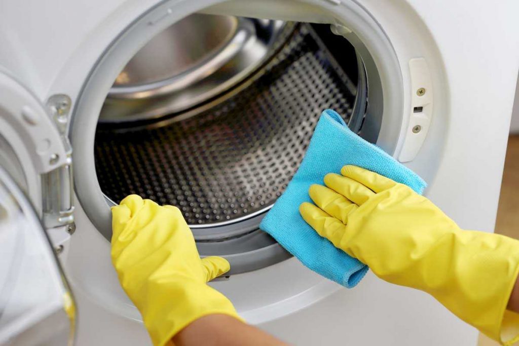Es muy común que no saber cómo cuidar de nuestras lavadoras, las sobrecargamos con o usamos los productos inadecuados.