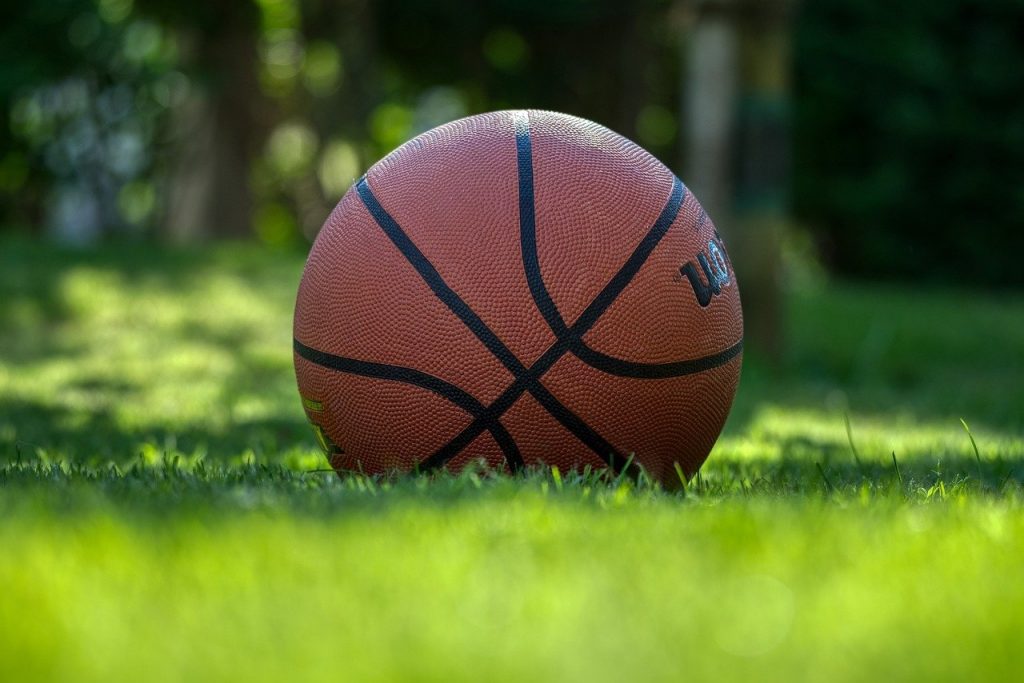 Jugar basquetbol en silencio fuera de casa
