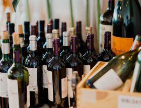 Vinos y licores: Tipos de vino que te encantará ordenr en línea