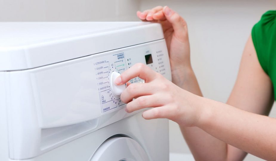 Mujer utilizando una lavadora