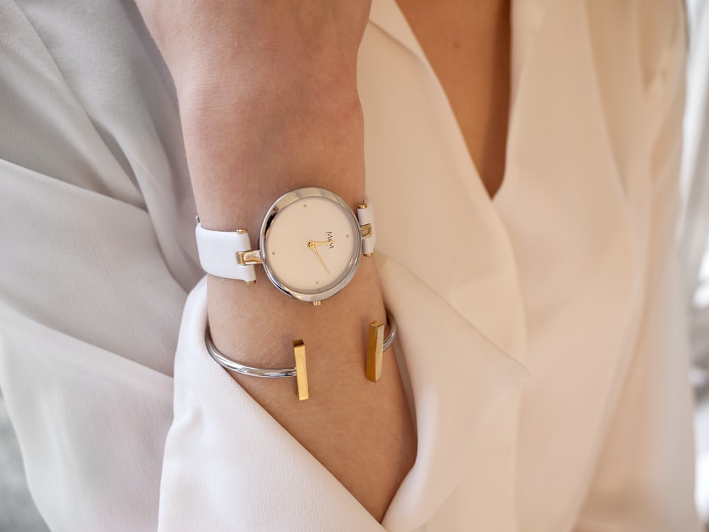 Mujer usando su reloj ideal