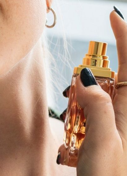 Mujer rociando perfume