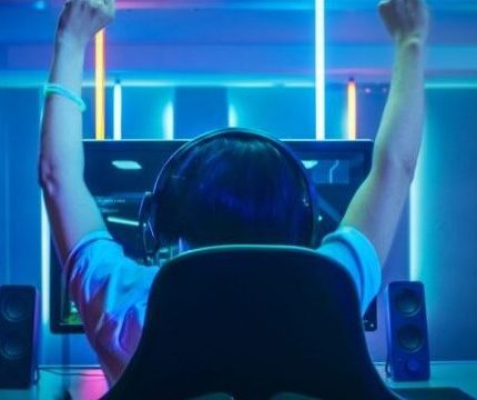 Adolescente jugando videojuegos en línea adictivos