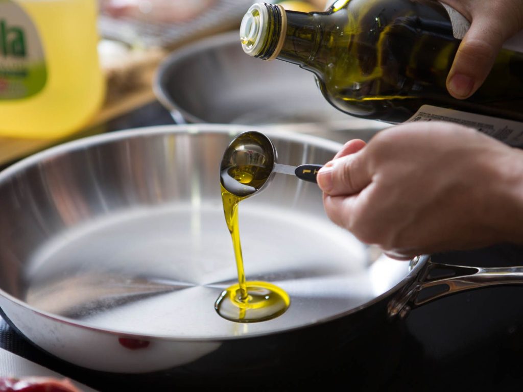 Aceite de oliva en el sartén
