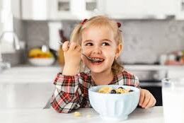 niña comiendo cereal