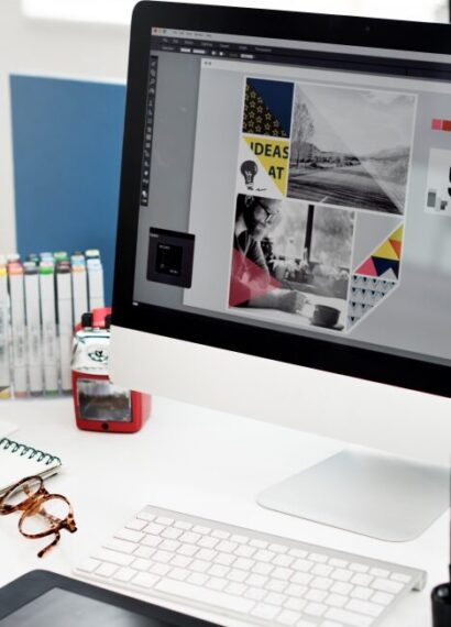compuradora con cartel, en donde se muestran marcadores de colores