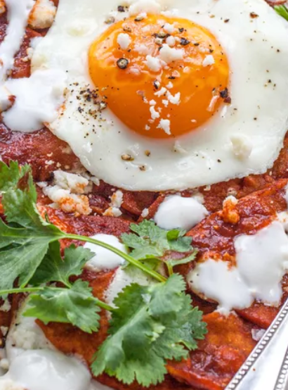 chilaquiles rojos con huevo