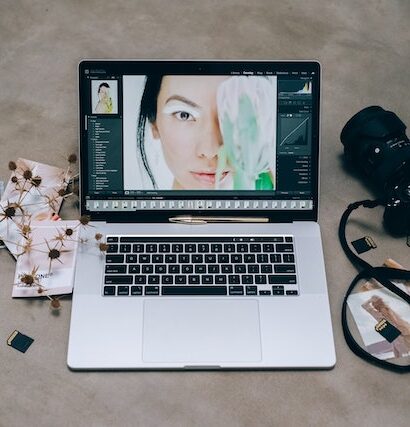 Computadora con camara fotografica