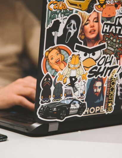 Laptop con stickers
