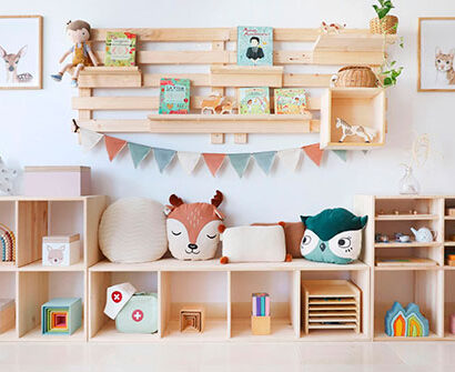 pared decorada con manualidades de madera