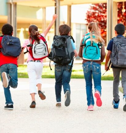 niños con mochilas