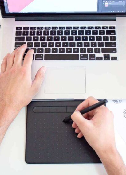 mujer diseñando en una laptop