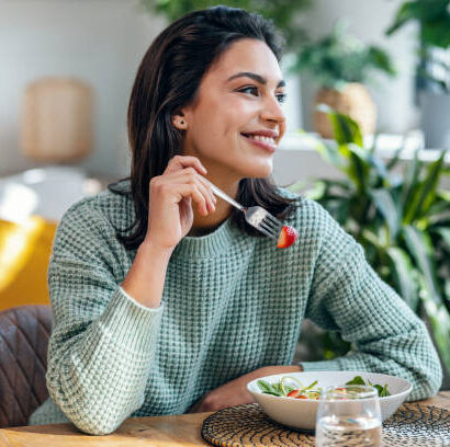 Mujer comiendo ligero